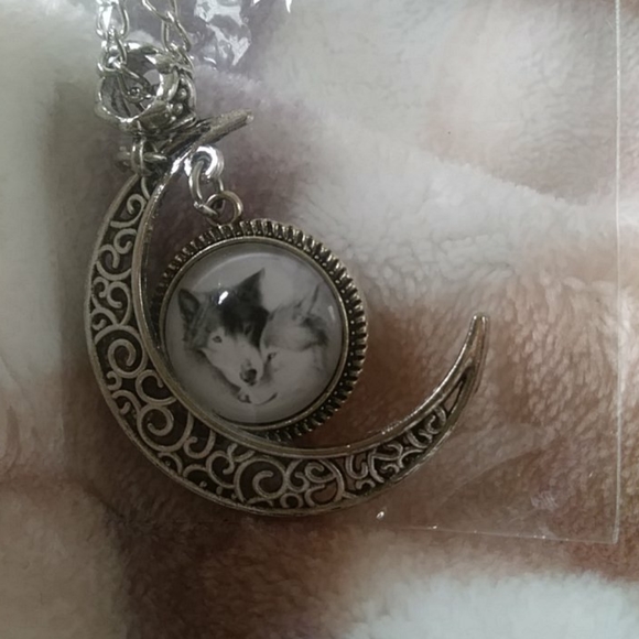 Wolf and crescent moon necklace - Picture 3 of 3